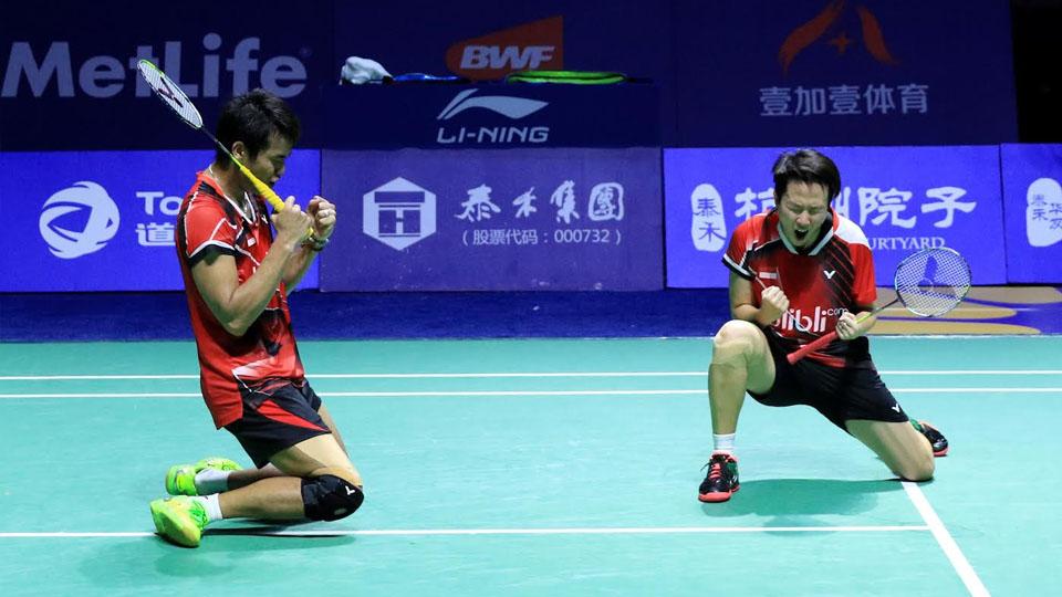 Tontowi Ahmad dan Liliyana Natsir saat berhadapan dengan Zhang Nan/Li Yinhui di partai final China Open Super Series Premier 2016.